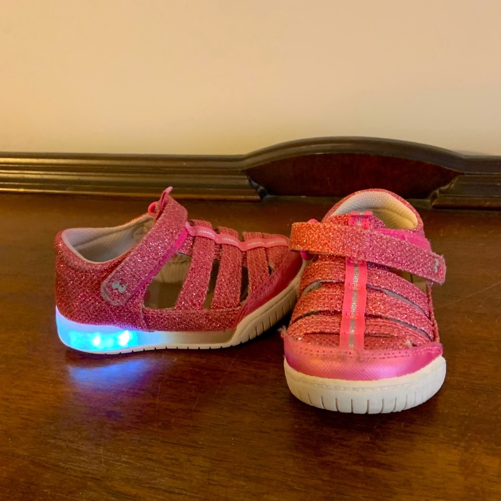 Size 6 toddler. Stride rite surprise sandals. Lights up.
